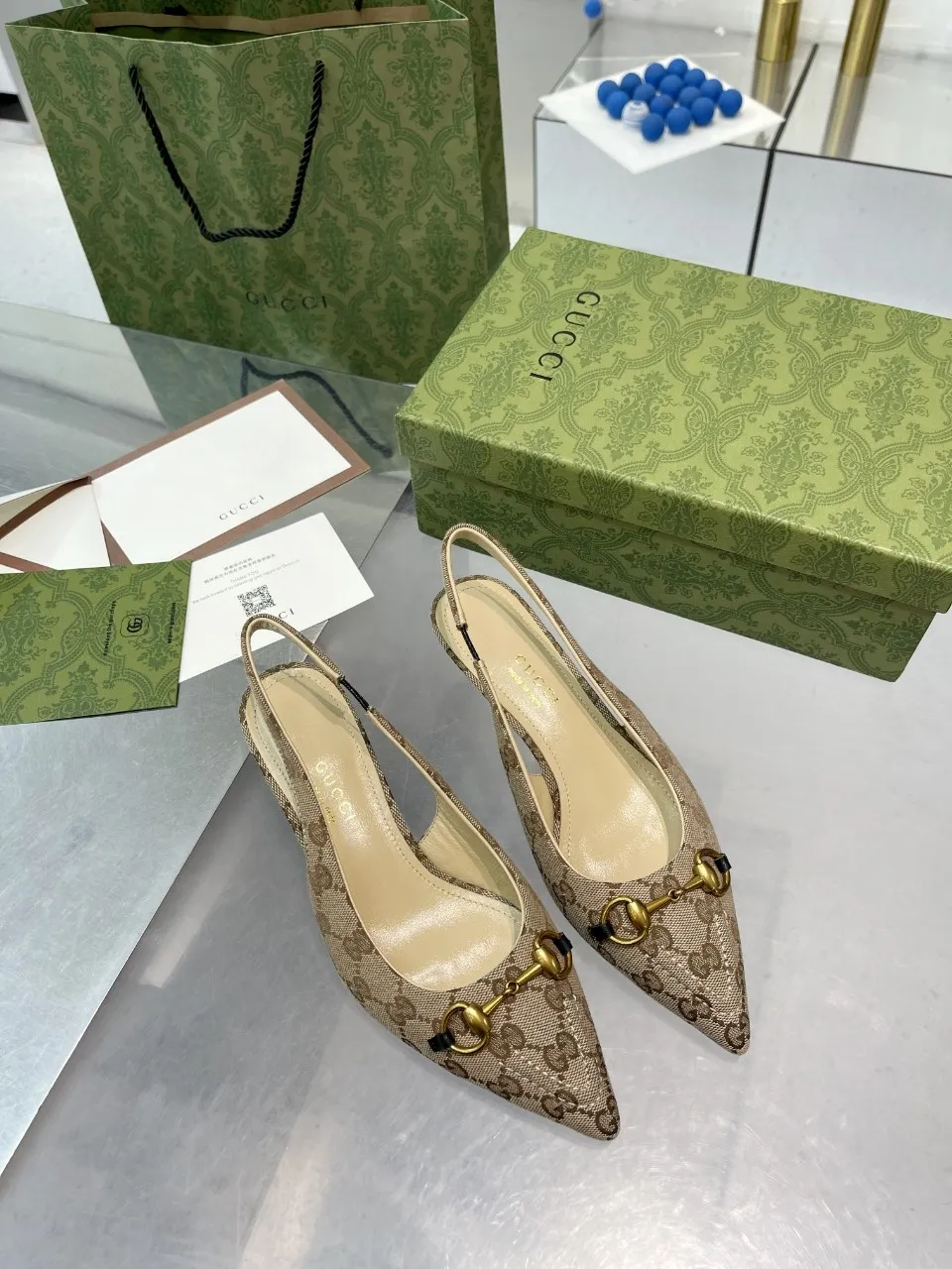 👟👟Ex-factory price 440👟👟 (genuine leather sole +40) Gucci Signoria pumps are named after the central square of Florence, recreating the classic and elegant style of the birthplace of the brand. Combining shiny patent leather with a pointed toe, these shoes are embellished with Gucci's signature chain, adding a stylish edge to your new season wardrobe. Upper: Made of first-layer imported patent cowhide/sheepskin lining. Outsole: rubber non-slip outsole/genuine leather outsole. Size: 35-42 (34/41 42 customized, non-refundable)